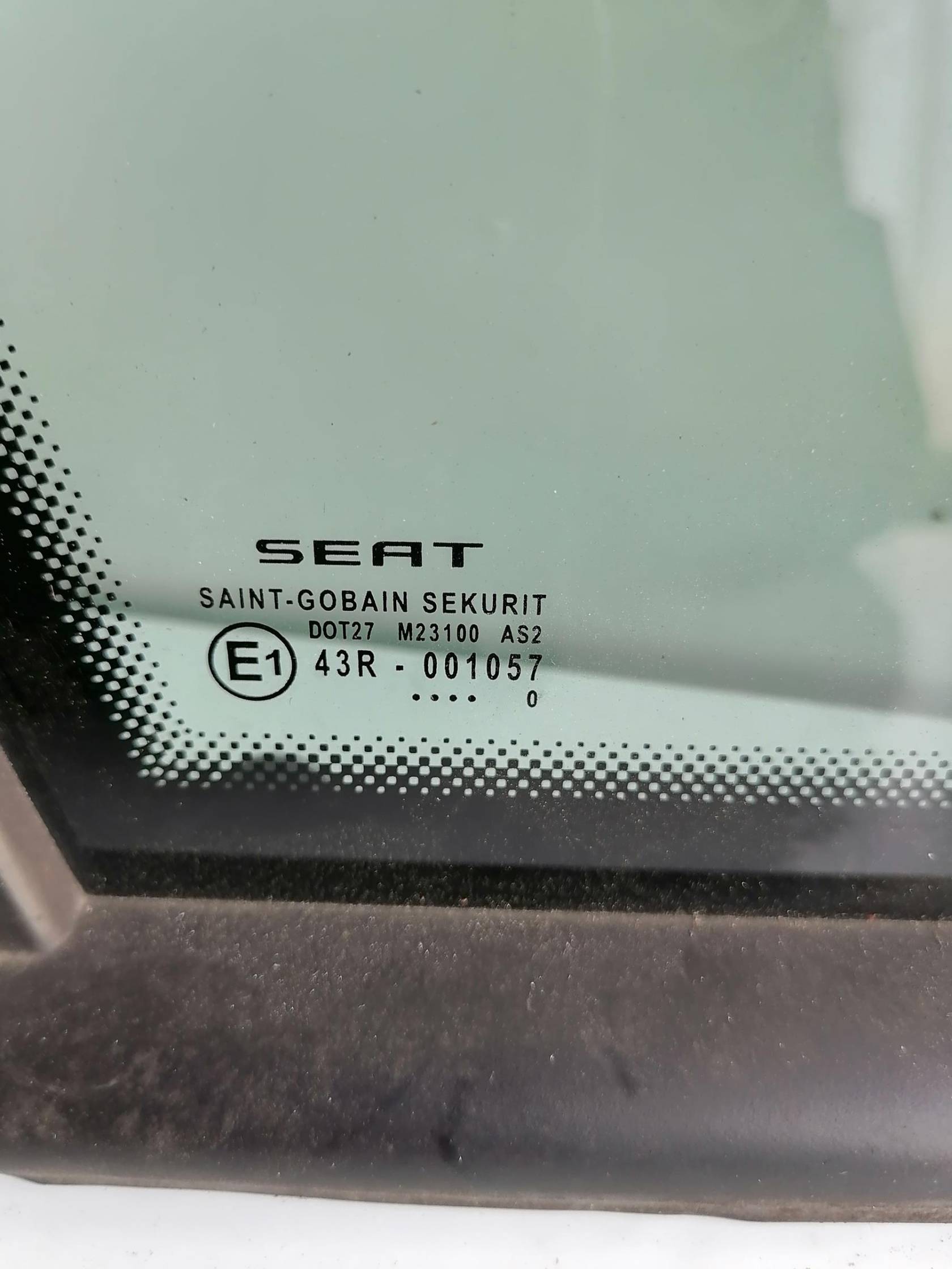 Fisso parafango ant. dx.